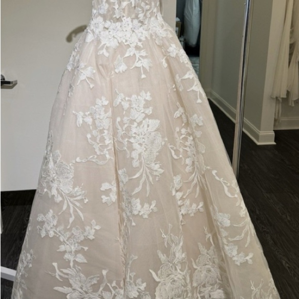 Monique Lhuillier Ivory Floral Lace Wedding Gown